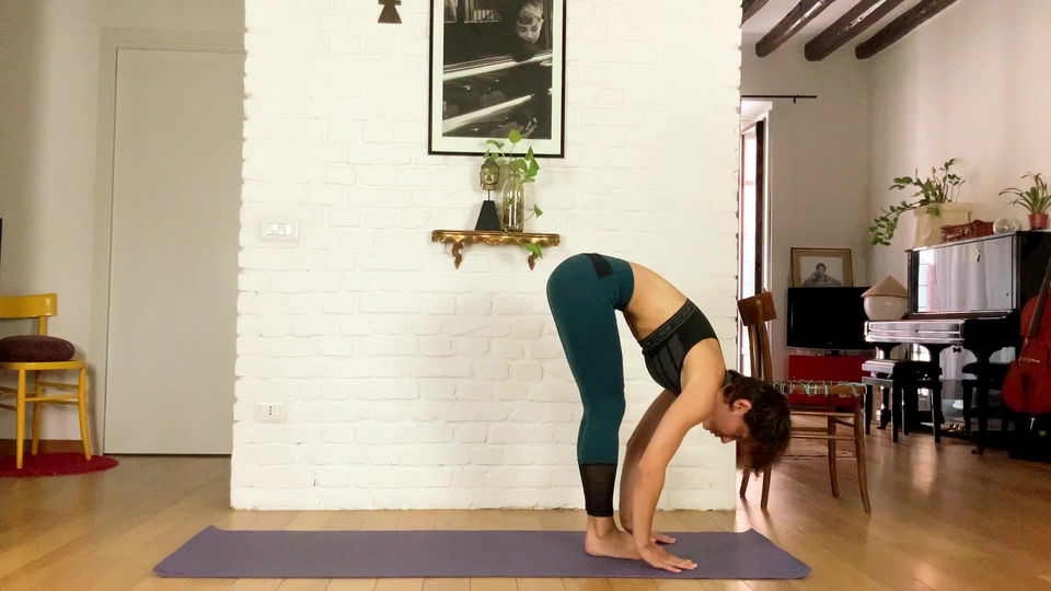 Lezione di yoga dinamico leggero (30 minuti)